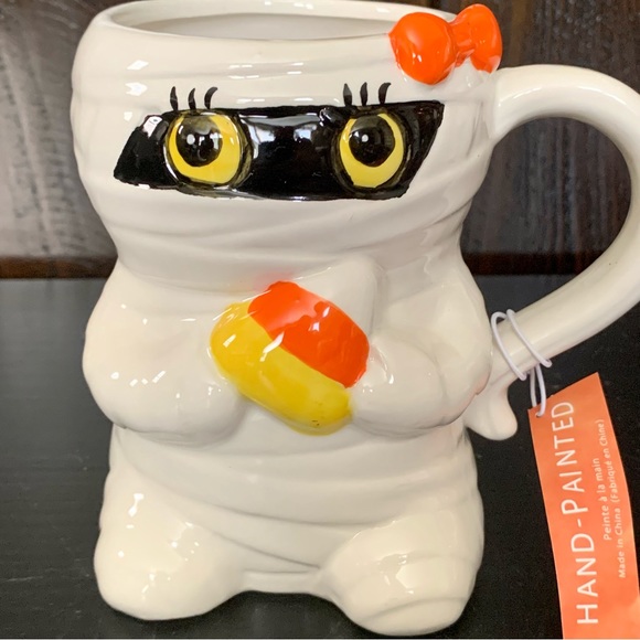Mummy Girl Holding Candy Corn Ceramic Halloween Mug - Picture 5 of 14